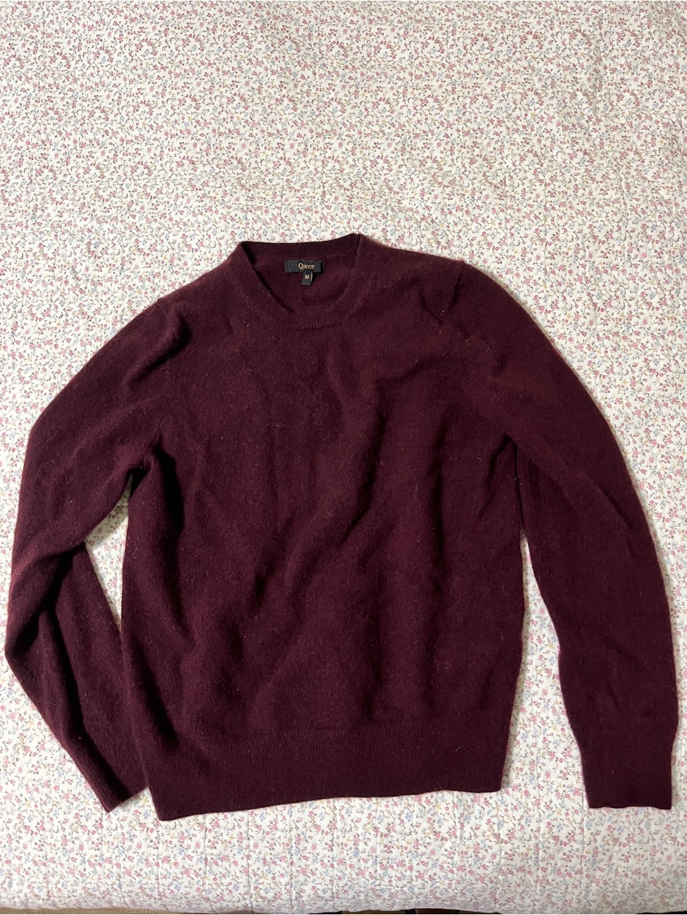 Quince Women’s Crewneck 100 % Cashmere Sweater in Burgundy. Medium